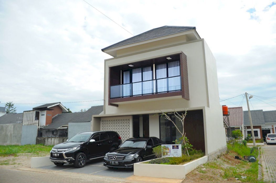 Rumah 2 Lantai Strategis Jalan Lebar Fasilitas Mewah 3KT 2KM Magelang