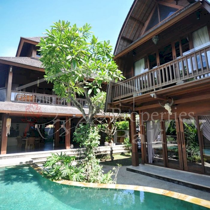 Elegant 4 Bedroom High Quality Merbau Wood Estate