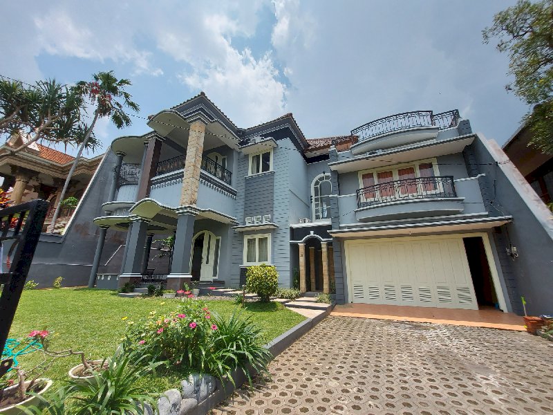 Rumah Sultan lengkap kolam renang di puncak dieng