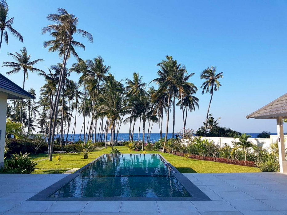 LEASEHOLD 22 Years: Absolute Oceanfront, 3 Bed Villa, East-Coast, Bali