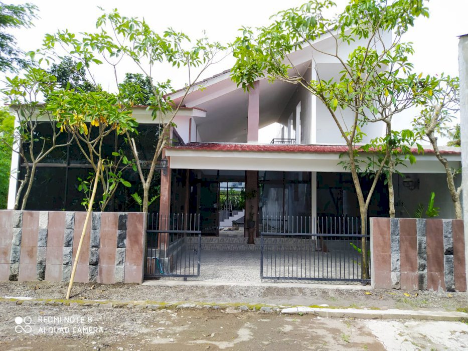 Rumah apik 2 lantai di timur terminal jombor