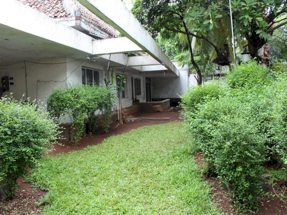 Rumah di menteng hook pinggir jalan strategis