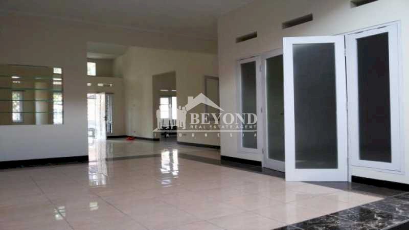 RUMAH IMPIAN DI LINGKUNGAN IDAMAN KOTA BARU PARAHYANGAN, BANDUNG