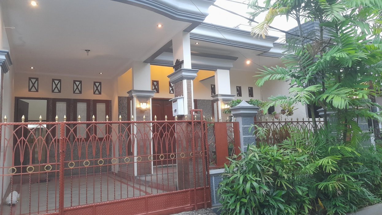 RUMAH ASRI BERSIH TERAWAT SIAP HUNI  DI JATIWARINGIN