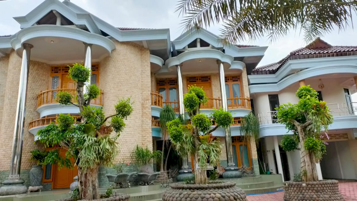 Dijual rumah mewah luas tanah 1,5 hektar lokasi Caruban Madiun