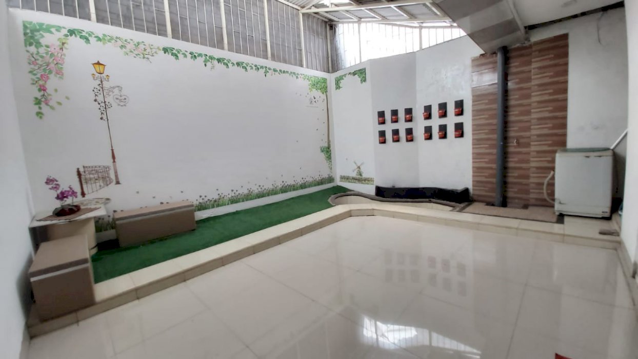 Rumah di jual  sangat murah , strategis bisa untuk usaha.