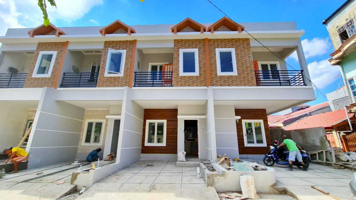 rumah 2 lantai dalam kota kamar mandi dalam dekat sekali ke veteran Selatan