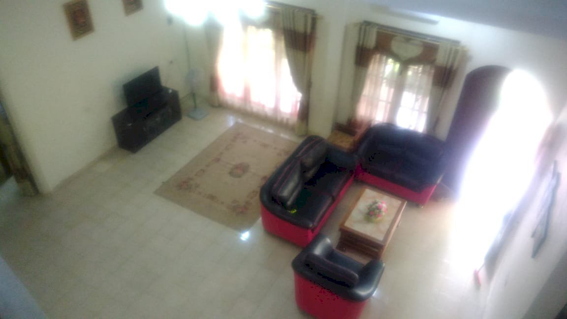 Rumah besar  terawat lingkungan ramai dan legkap di  Makassar