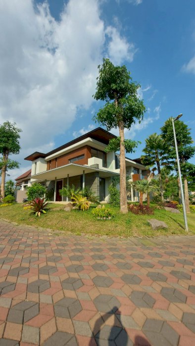 Rumah baru minimalis 2 lantai disewakan di kawasan ijen nirwana