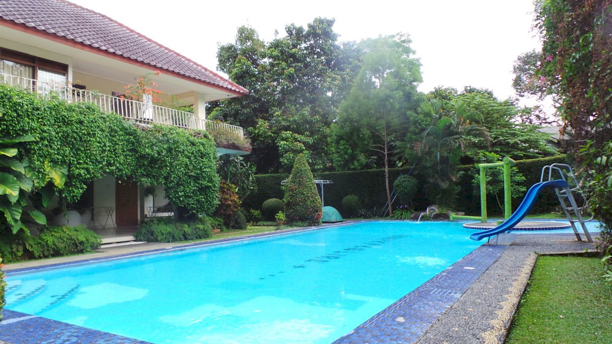 Jual hotel Gadog sisi jln raya msh operasi. Ada usaha air mineral kls1