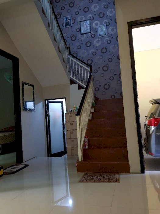 Rumah 2 lantai sangat terawat siap huni bagus banget ...dijamin untung