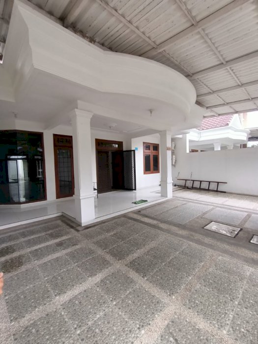 DI SEWAKAN RUMAH SIAP HUNI ARAYA 2 SURABAYA