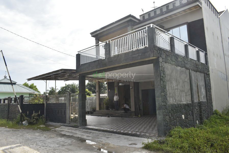 DI JUAL CEPAT RUMAH 2 LANTAI + KOLAM RENANG DEKAT KAMPUS UIR