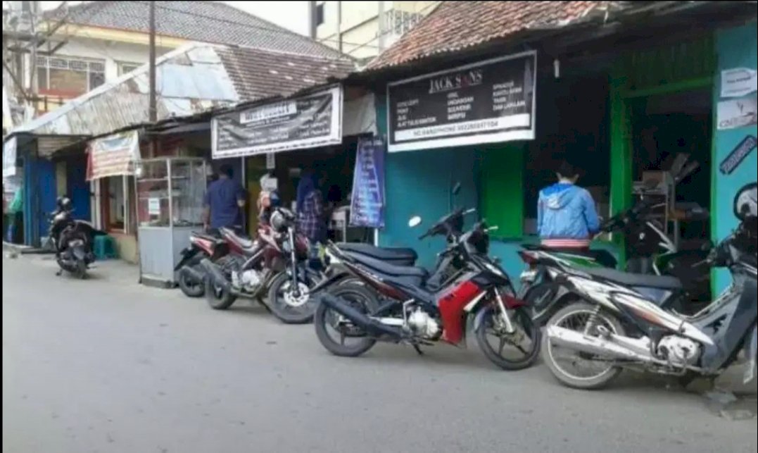 Rumah plus 4 kios pinggir jalan samping kampus