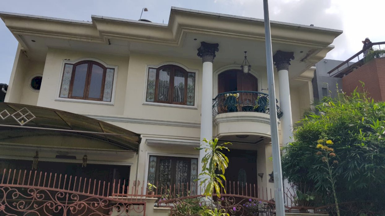 RUMAH MEWAH DI LINGKUNGAN ASRI, JAKARTA SELATAN