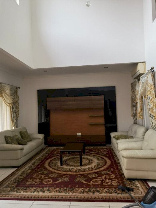 Dijual rumah 2 lantai klasik modern