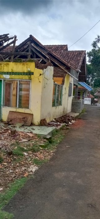 Dijula cepat rumah pinggir jalan,lokasi strategi.di tengah pemukian