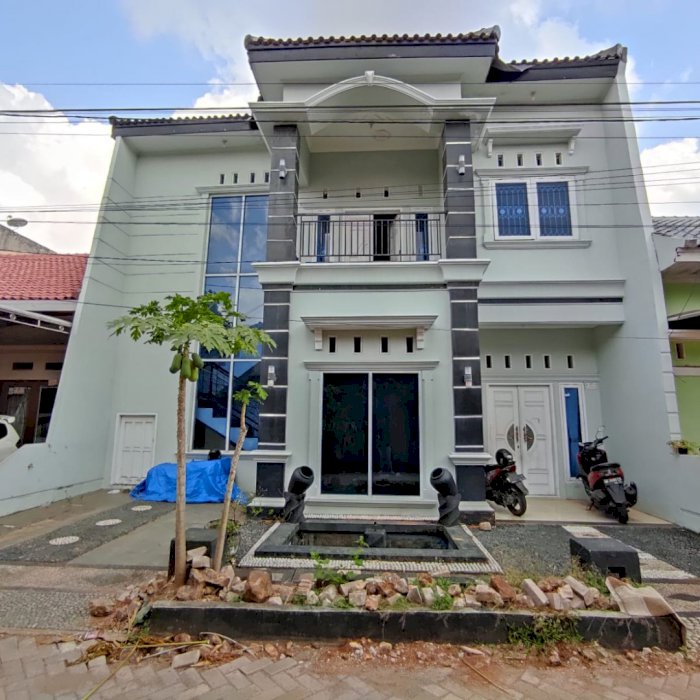 Rumah 2 lantai di dalam. Komplek perumahan