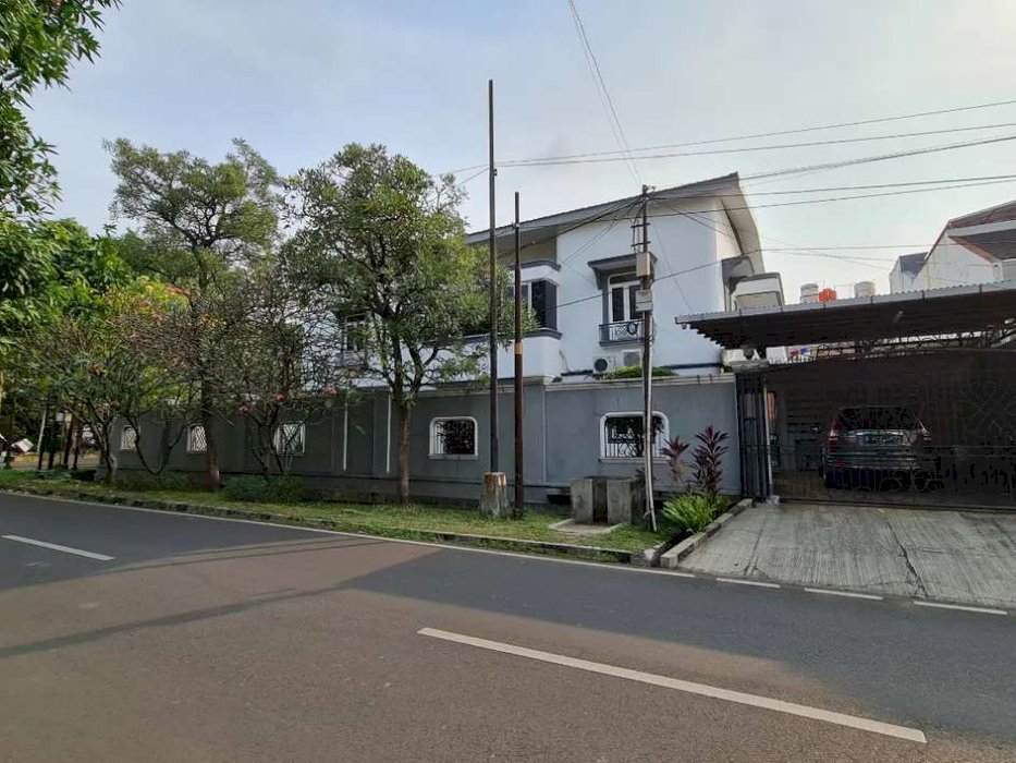 Rumah huk depan 2 jalur aman ada taman sekelilingnya