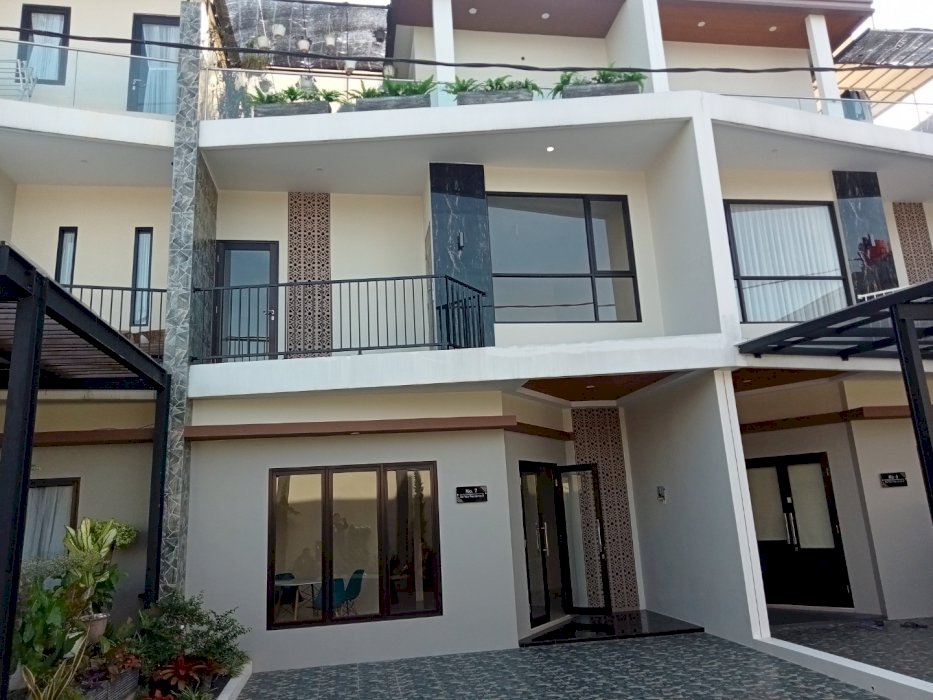 Rumah 3 Lantai Siap Huni Timur jakarta Selangkah Pintu Tol Jatiasih