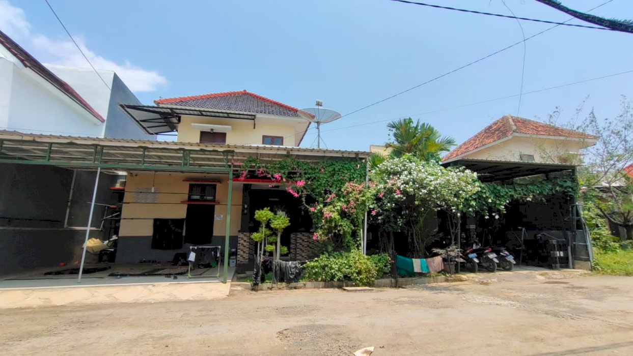 Rumah tinggal 2 lantai plus toko