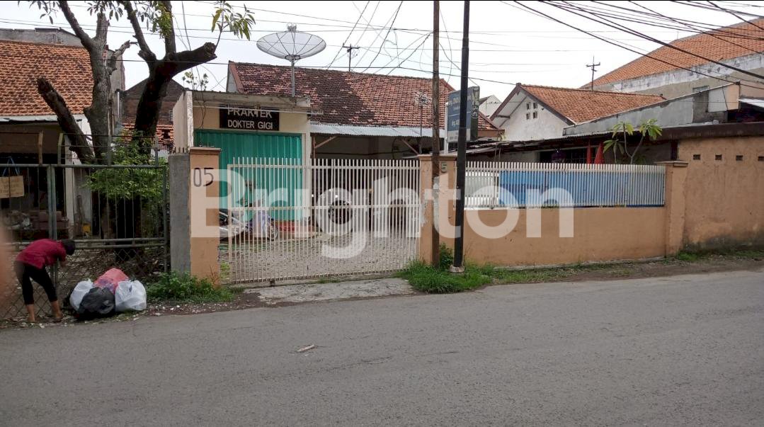 RUMAH LAMA LOKASI DI JL JETIS KULON SURABAYA