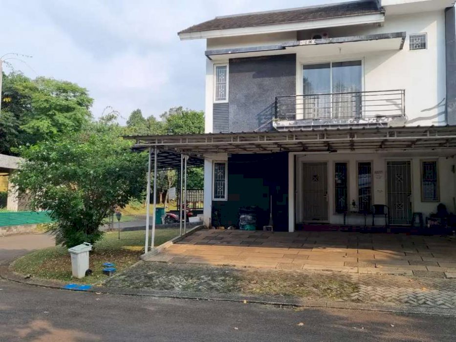 Rumah huk minimalis dalam kompleks kluster