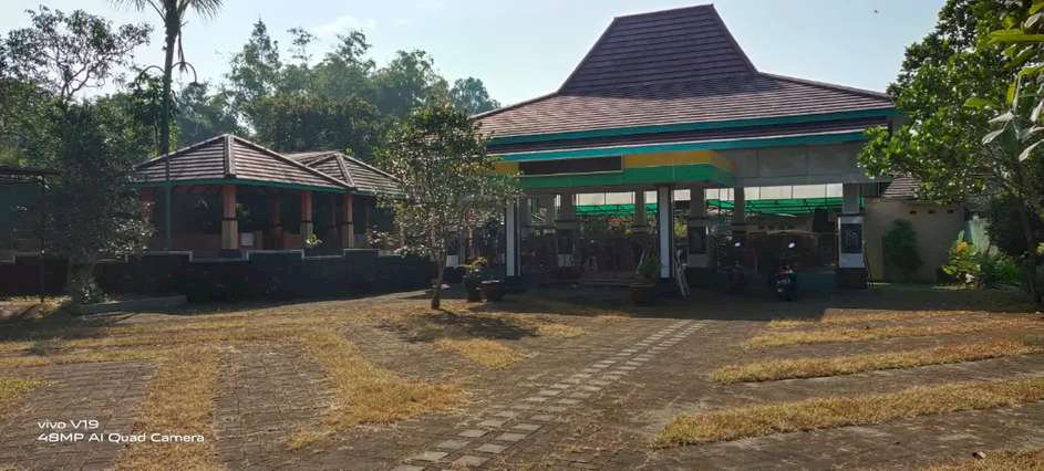 RESTO 100 METER SEBELUM PINTU MASUK OBYEK WISATA KALIURANG