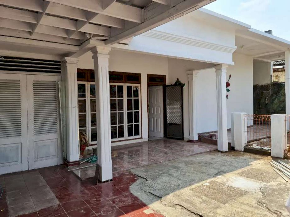 Rumah lama bs kntr jln lebar dan aman di Jakarta Timur