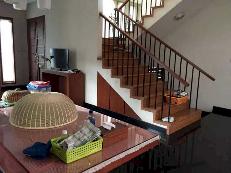 Rumah besar Hoek Senayan Bintaro sektor9