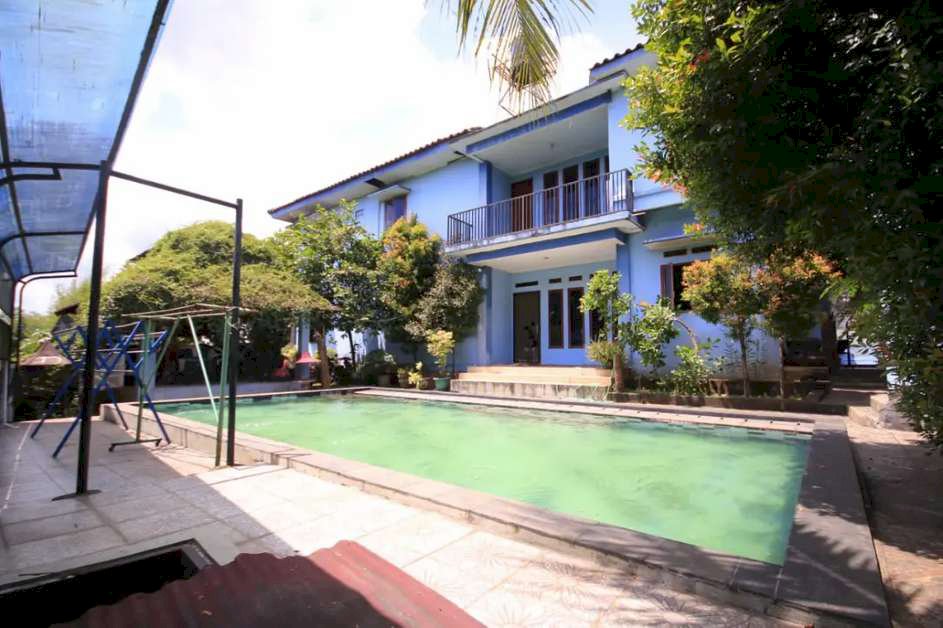 Rumah dg kolam renang dijual murah