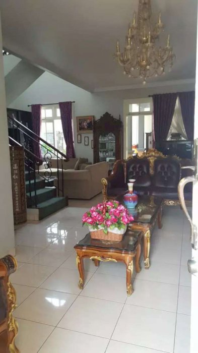 Rumah apik asri dekat tol Alam Sutra