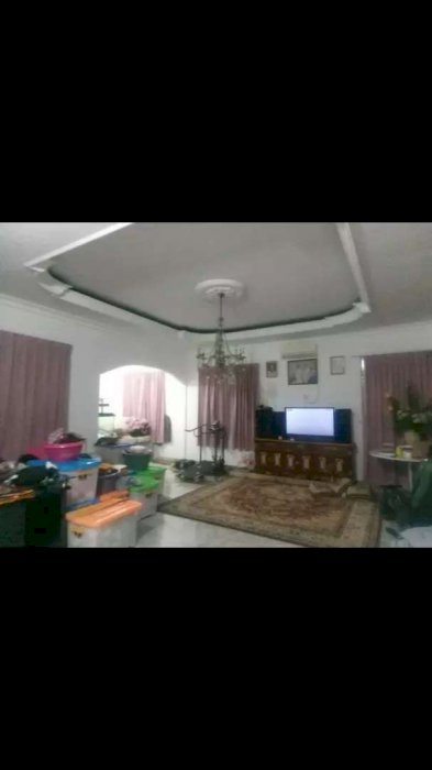 Rumah besar pinggir jalan