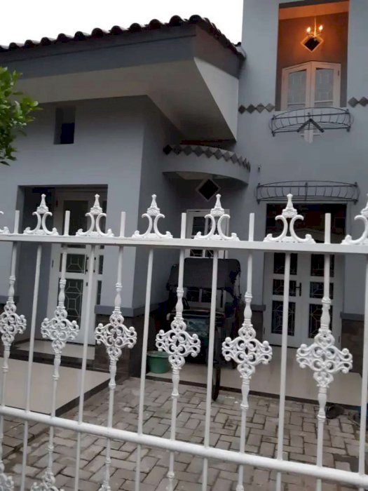 Rumah Dua Lantai Semi Larangan Indah