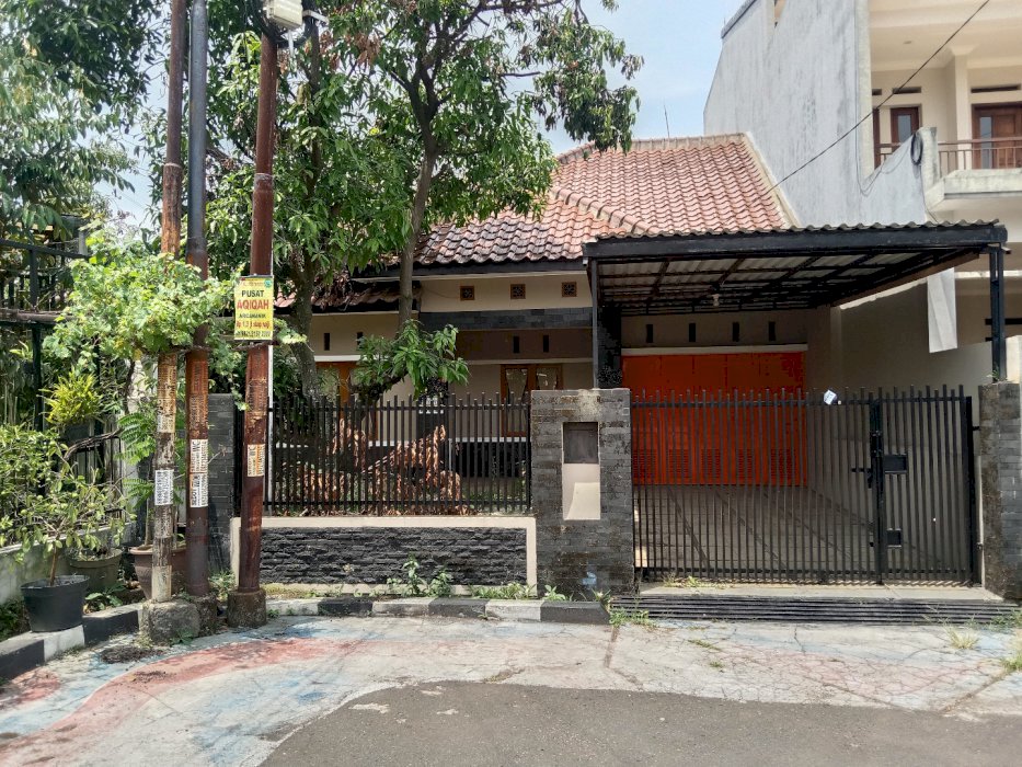 Jual Rumah Halaman Luas Di Komplek Arcamanik !