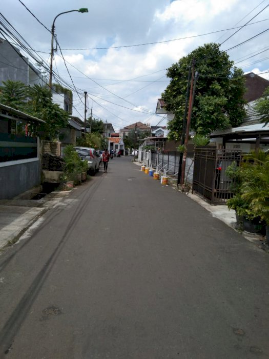 Rumah baru di kampung ambon kayu putih