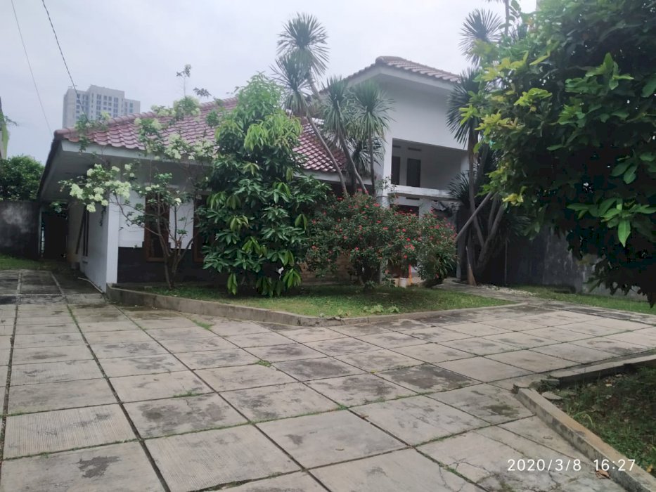 Jual murah Rumah Asri + Kolam renang di Jakarta Selatan