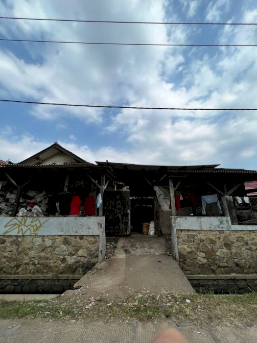 RUMAH GUDANG PINGGIR JALAN SISI SUNGAI CITARUM