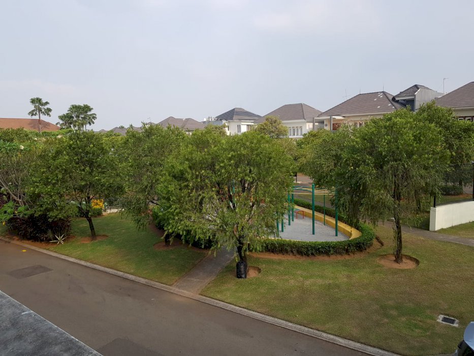 Rumah Mewah swimming pool View Taman in Cluster Kota Wisata Cibubur
