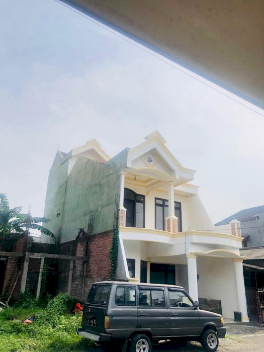 RUMAH SECOND 2,5 LANTAI SIAP HUNI - SIDOARJO
