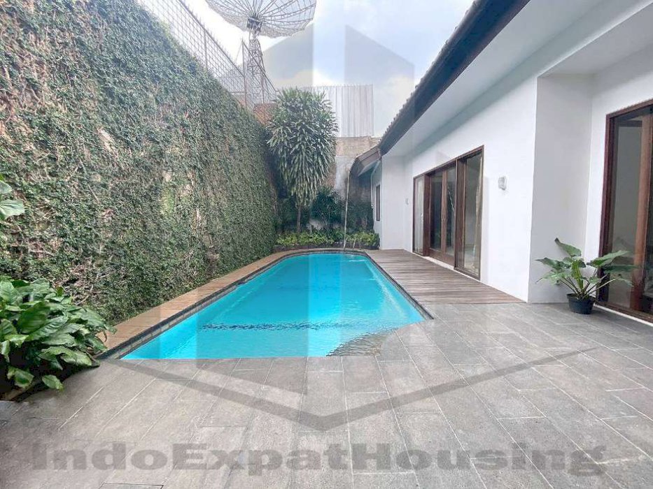 Disewakan Rumah Di Area Kemang Jakarta Ada Kolam Renang SSI349