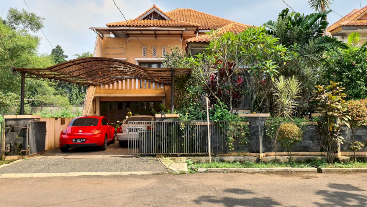 Rumah Model Bali di Komplek Elit Jl. Warung Jati Barat Raya, Jaksel