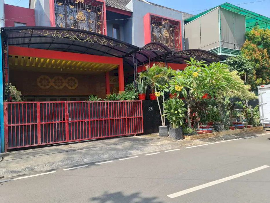 Rumah warna cerah dekat jalur krt dan depan fasum2