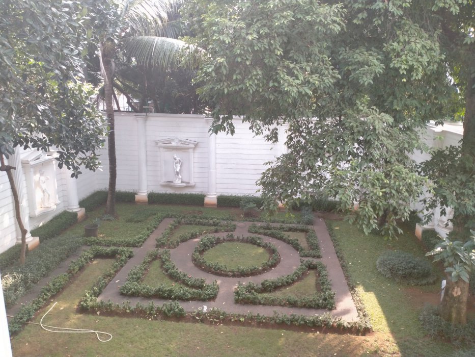 Lokasi pinggir jalan strategis Jakarta timur dekat taman mini