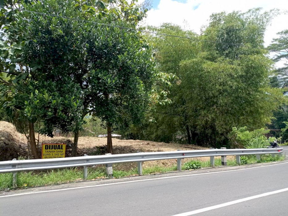 Tanah pinggir jalan raya kabupaten magelang