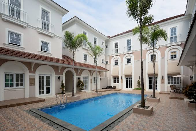 JUAL BU CLUSTER  GAYA EROPA ALESHA HOUSE KOLAM RENANG DI DEPAN