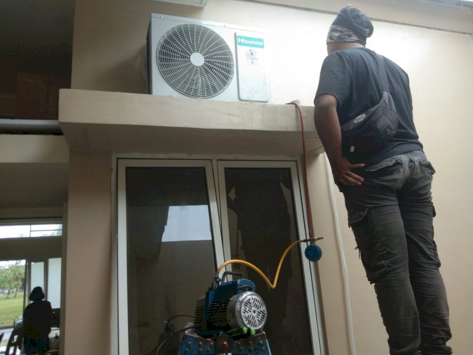 Jasa servis AC rumah kantor cuci bongkar pasang AC bocor tambah freon.