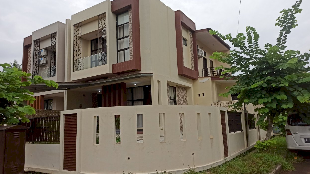 Rumah Regency Melati Mas posisi hoek dekat pintu tol jelupang