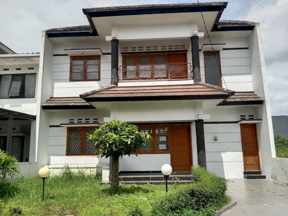 Jual Rumah Mediteran Lingkungan Cluster Di Margacinta !