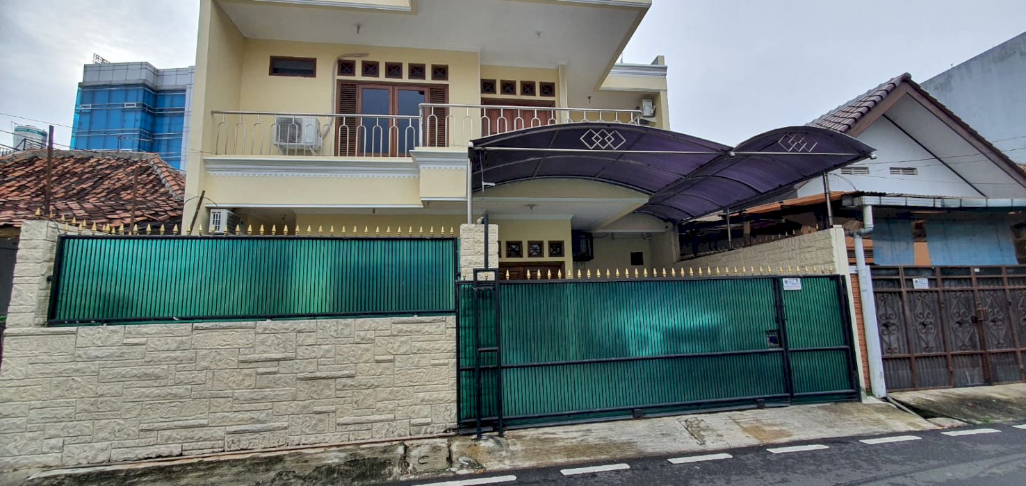 Rumah Bagus 3 Lantai harga bawah pasaran, area Kramat Kwitang, Jakarta